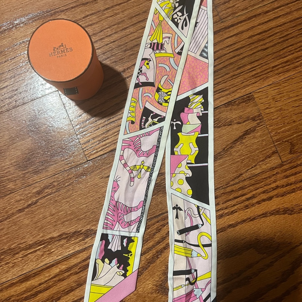 Hermes Twilly Scarf 100% Silk
FC/NOIR/Rose/Jaune Color